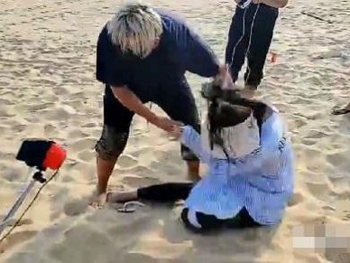 斗鱼刀神还原“犯罪现场”实锤不轨,竟在户外借游戏上手摸,真是大胆