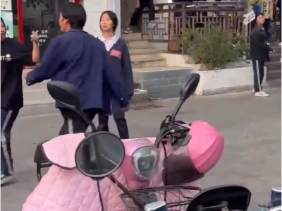 英雄救美,男生为保护女生与一群女生大打出手。 小伙战斗力你打几分?