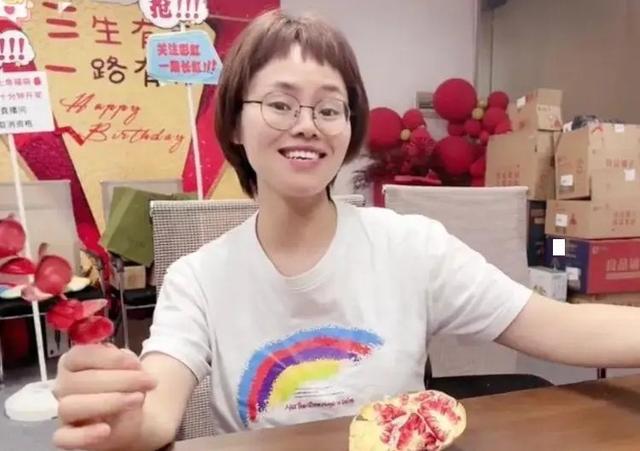 彩虹夫妇是怎么火起来的?才773万粉丝,竟然能几千万全款买别墅!